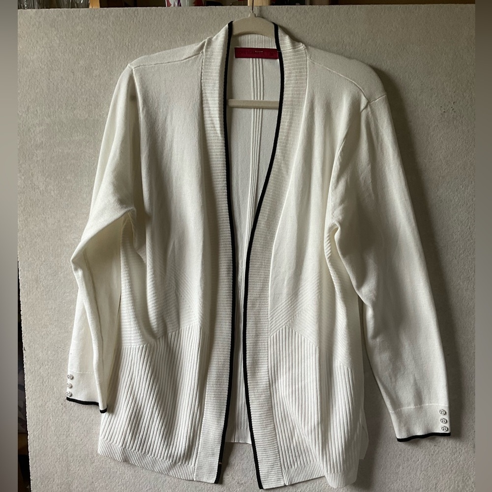 Love Scarlett Sweater. Open front cardigan. Black trim. Size L